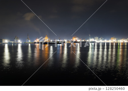 工場夜景と海面の反射（大分県大分市） 128250460