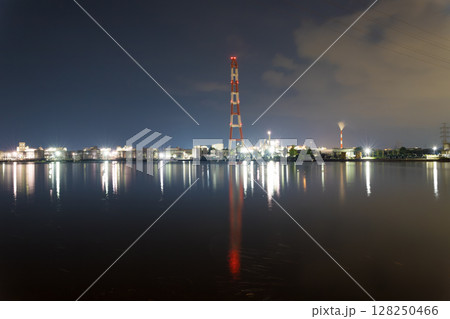 工場夜景と海面の反射（大分県大分市） 128250466