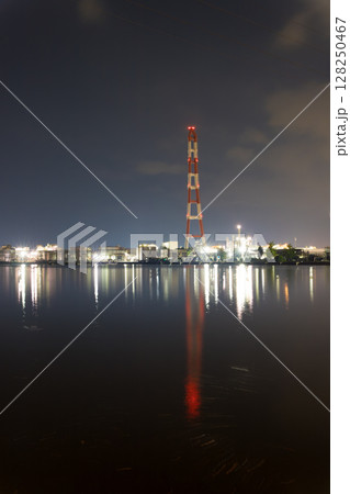 工場夜景と海面の反射（大分県大分市） 128250467