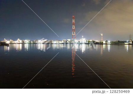 工場夜景と海面の反射(大分県大分市) 工場夜景と海面の反射(大分県大分市) 128250469