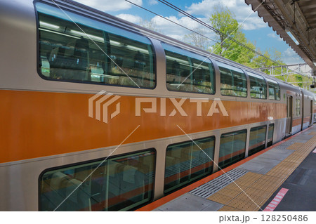 中央線 快速電車 グリーン車 ホーム 中央線 快速電車 グリーン車 ホーム 128250486