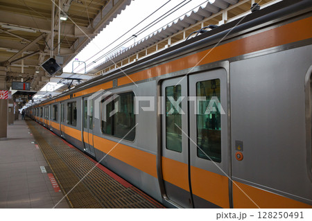中央線 快速電車 グリーン車 ホーム 中央線 快速電車 グリーン車 ホーム 128250491