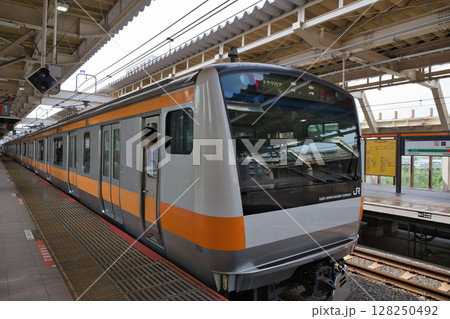 中央線　快速電車　グリーン車　ホーム 128250492