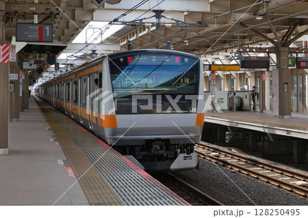中央線　快速電車　グリーン車　ホーム 128250495