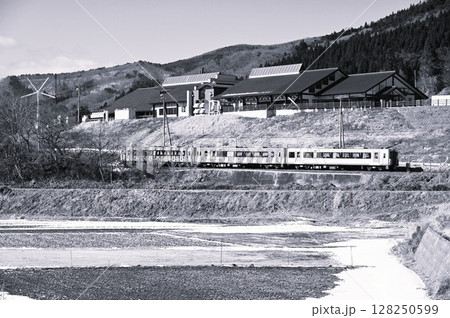 遠野の水田地帯から見える道の駅遠野風の丘と釜石線 128250599