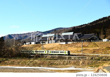 遠野の水田地帯から見える道の駅遠野風の丘と釜石線 128250606