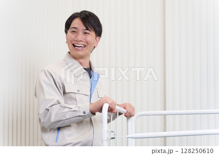 倉庫で働く男性作業員 倉庫で働く男性作業員 128250610