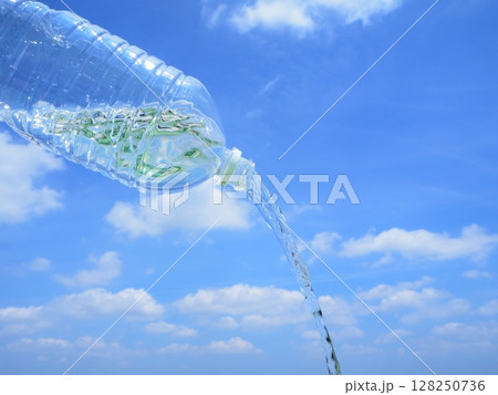 青空とペットボトルに入った水 128250736