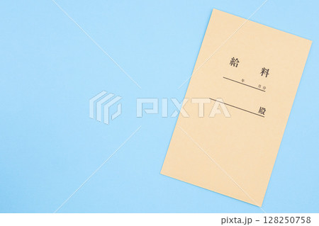 水色背景に給料袋 128250758