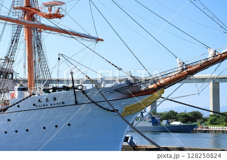 【富山県射水市】青空のもと静か佇む海の貴婦人「海王丸」と新湊大橋 128250824