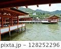 世界遺産の厳島神社 128252296