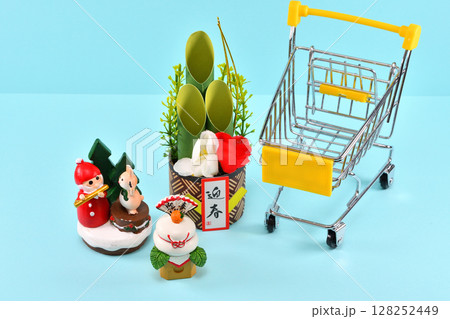 冬の小物とカートで冬のセールのイメージ 128252449