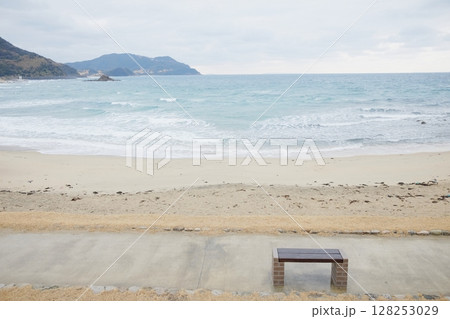 砂浜に置かれた椅子 砂浜に置かれた椅子 128253029