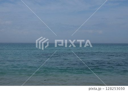 エメラルドグリーンの海と船 128253030