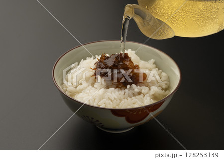冷たい出汁をご飯にかける 冷やし出汁茶漬け 冷たい出汁をご飯にかける 冷やし出汁茶漬け 128253139