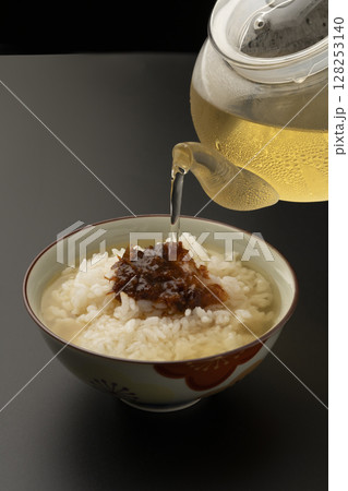 冷たい出汁をご飯にかける　冷やし出汁茶漬け 128253140