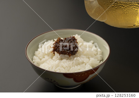 冷えた出汁をかけた冷やしだし茶漬け 黒背景 冷えた出汁をかけた冷やしだし茶漬け 黒背景 128253160