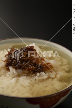 冷えた出汁をかけた冷やしだし茶漬け 黒背景 冷えた出汁をかけた冷やしだし茶漬け 黒背景 128253163