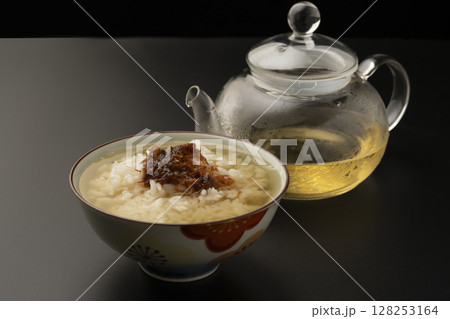 冷えた出汁をかけた冷やしだし茶漬け　黒背景 128253164