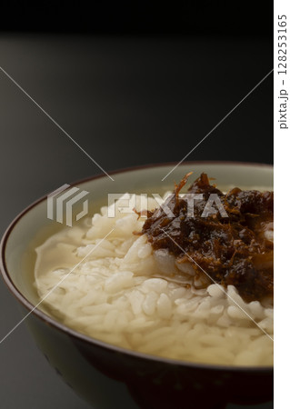 冷えた出汁をかけた冷やしだし茶漬け 黒背景 冷えた出汁をかけた冷やしだし茶漬け 黒背景 128253165