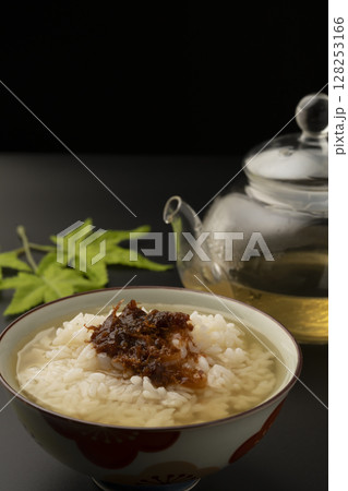 冷えた出汁をかけた冷やしだし茶漬け　黒背景 128253166