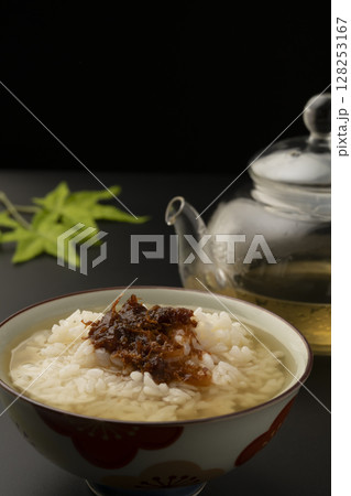 冷えた出汁をかけた冷やしだし茶漬け　黒背景 128253167