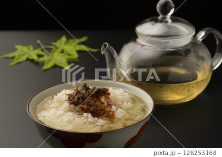 冷えた出汁をかけた冷やしだし茶漬け　黒背景 128253168