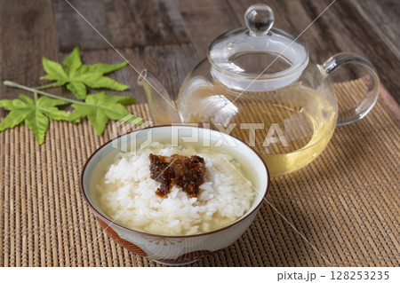 冷えた出汁をかけた冷やしだし茶漬け　 128253235