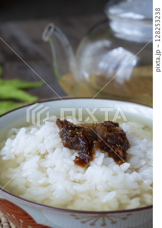 冷えた出汁をかけた冷やしだし茶漬け　 128253238