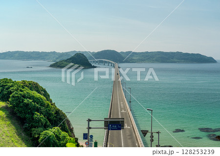 角島大橋を望む 128253239