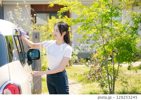 車体を掃除する女性 車体を掃除する女性 128253245