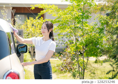 車体を掃除する女性 128253246