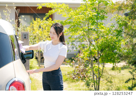 車体を掃除する女性 128253247