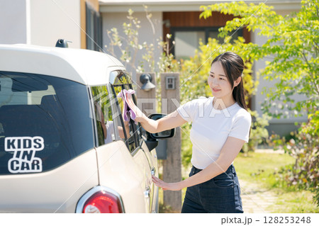 車体を掃除する女性 車体を掃除する女性 128253248