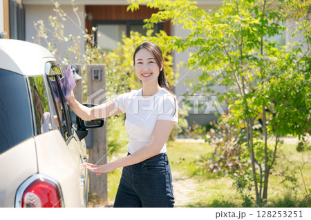 車体を掃除する女性 車体を掃除する女性 128253251