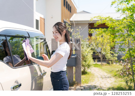 車体を掃除する女性 128253255