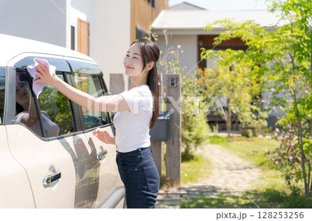 車体を掃除する女性 128253256
