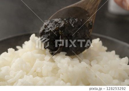 海苔の佃煮を炊きたてのご飯に乗せる 海苔の佃煮を炊きたてのご飯に乗せる 128253292