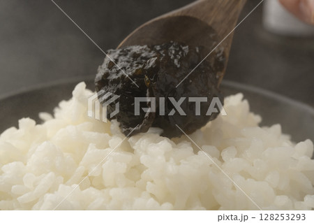 海苔の佃煮を炊きたてのご飯に乗せる 128253293