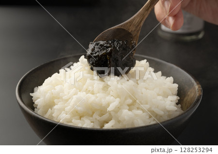 海苔の佃煮を炊きたてのご飯に乗せる 海苔の佃煮を炊きたてのご飯に乗せる 128253294