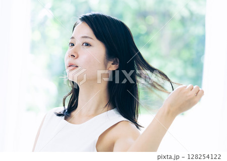 若い女性のビューティイメージ 128254122