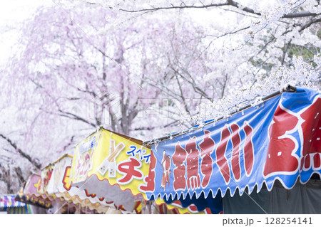 春祭りのお店と桜 128254141