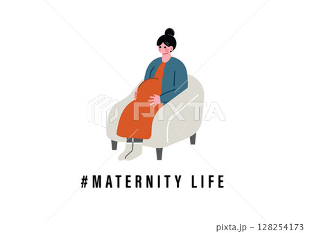 ソファーに腰かける妊婦さん 128254173