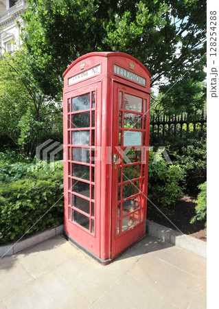 ロンドン　古い電話ボックス 128254288