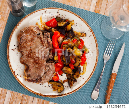Grilled veal steak with braised vegetables 128254671