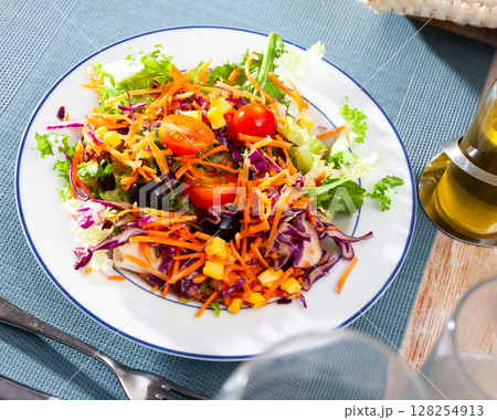 Fresh mixed salad with lettuce, corn, olives and cherry tomatoes 128254913
