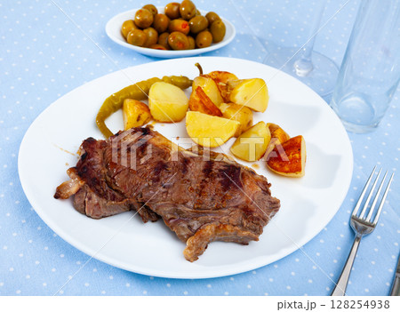 Steak with grilled vegetables potatoes and peppers 128254938