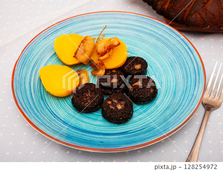 Blood sausages served with potato and onion Blood sausages served with potato and onion 128254972