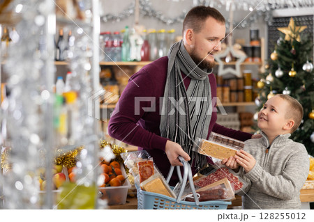 Man and his son buy sweets 128255012