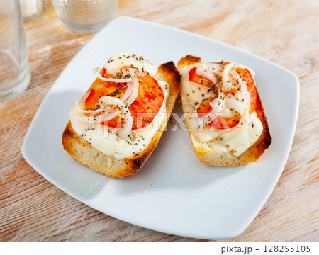 Toasted bread with cheese, onion and tomato 128255105